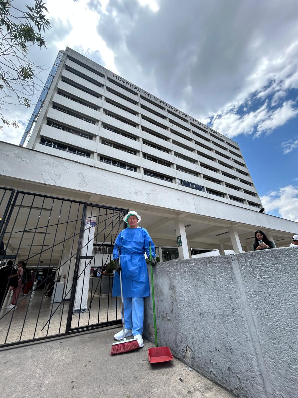 Héctor Tapia, el alma del hospital: un trabajador que transforma con humildad y servicio.